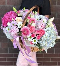 Цветочная композиция из Розы, Хризантемы, Пионы и Лизиантусы в корзине в Смирновке