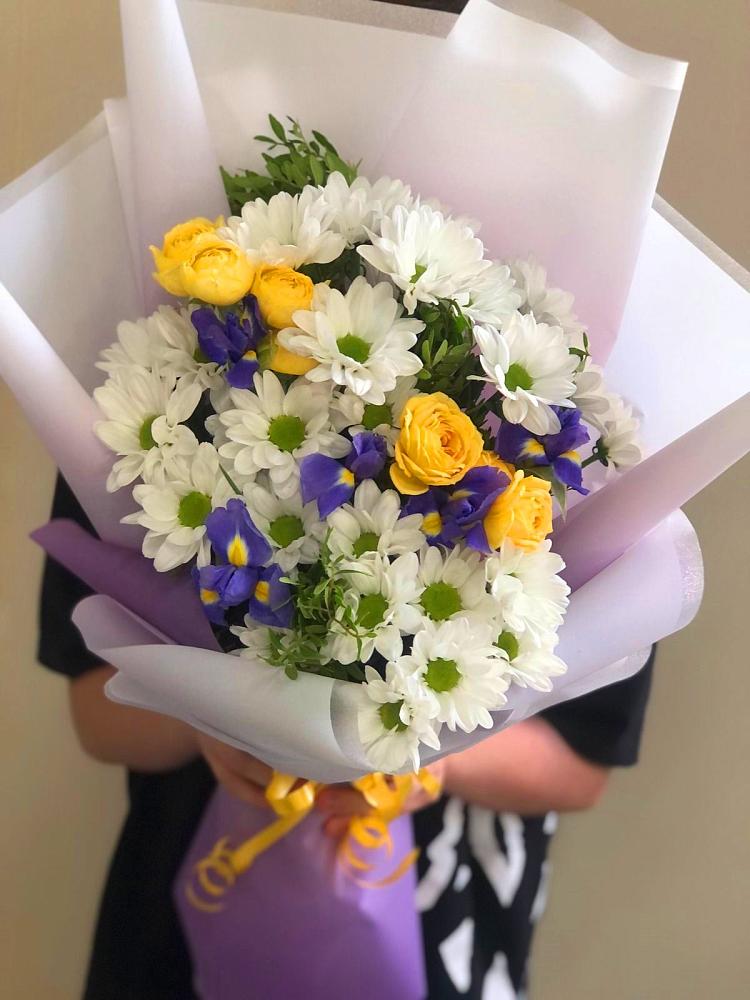 Букет цветов из: Ирисы, Хризантемы и Розы в Смирновке
