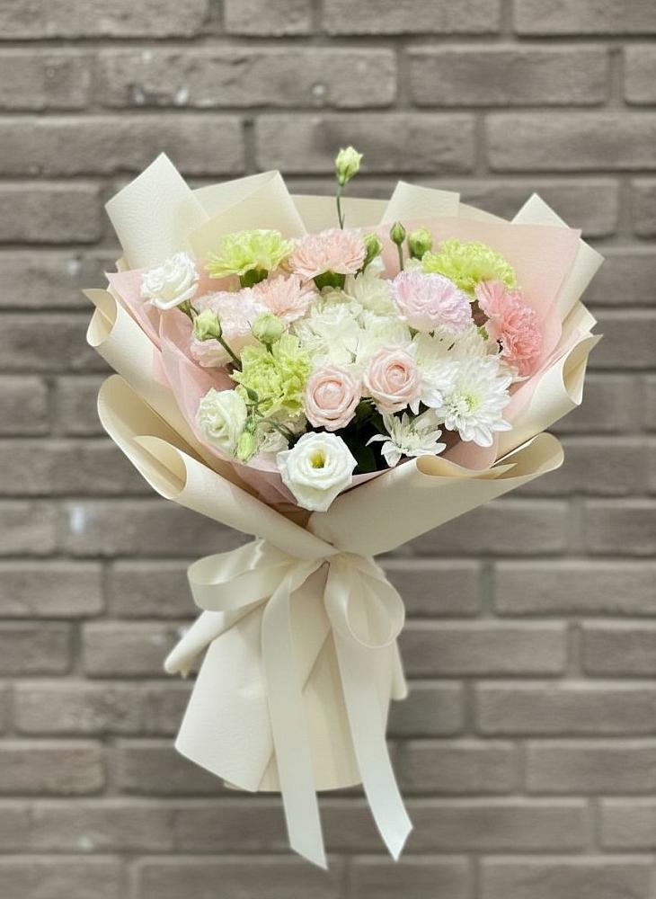 Букет цветов из: Гвоздики, Розы, Лизиантусы и Хризантемы в Смирновке
