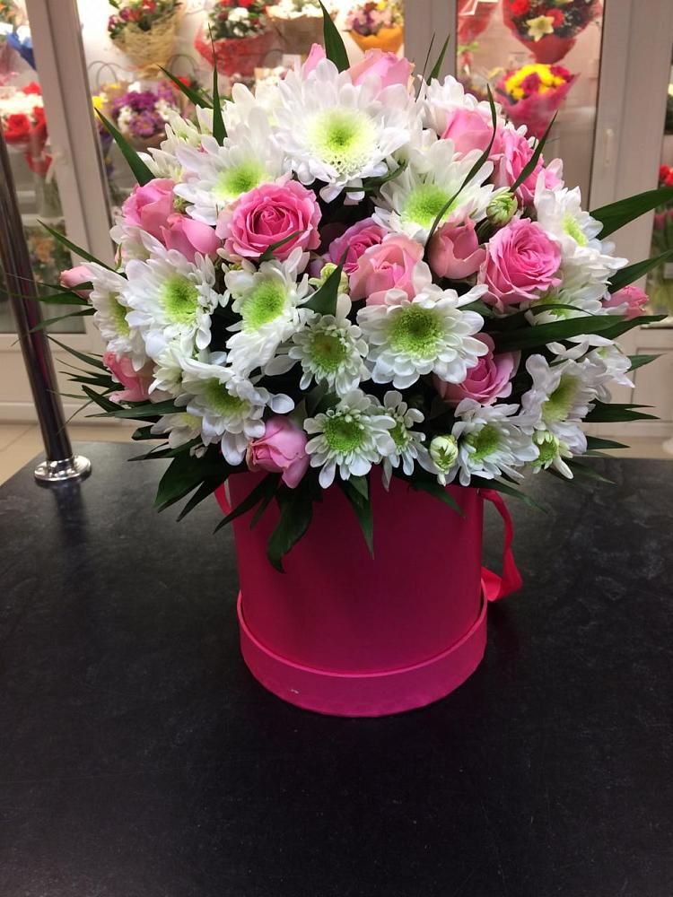 Цветочная композиция из Розы и Хризантемы в шляпной коробке в Смирновке