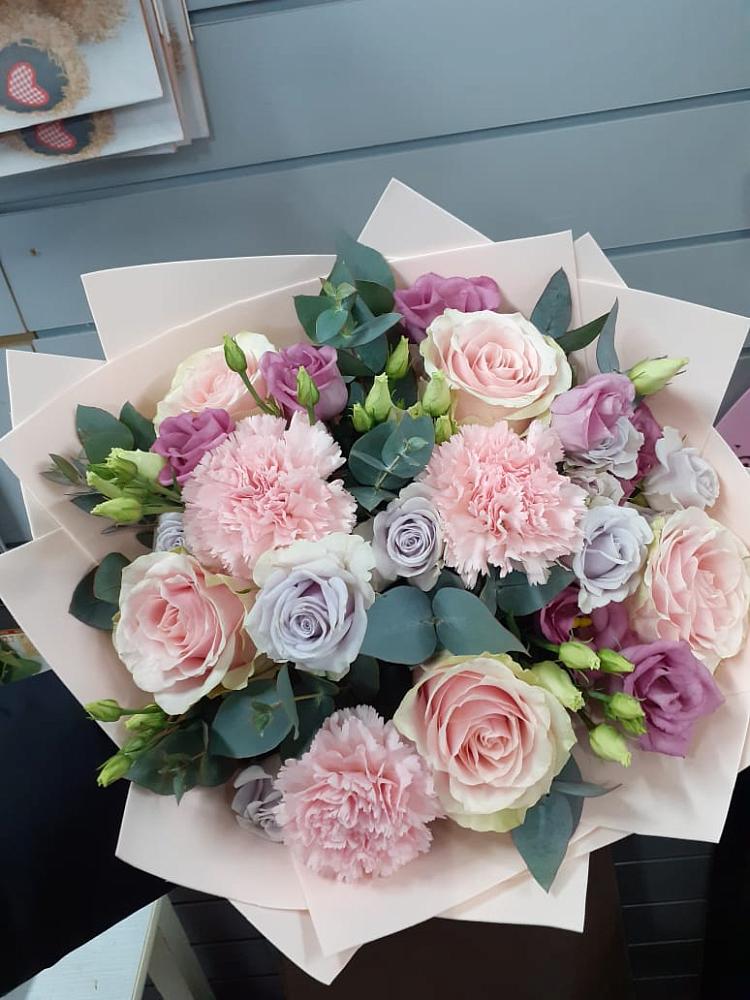 Букет цветов из: Розы, Гвоздики и Лизиантусы в Смирновке