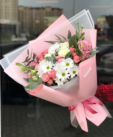Букет цветов из: Розы, Лизиантусы и Хризантемы в Смирновке